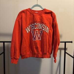 H&M Wisconsin Football 1962 Embroidered Sweatshirt Tomato Red EUC! Womens S
